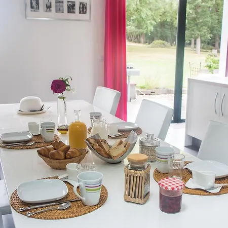 לינה וארוחת בוקר Maison Maupas Rouge